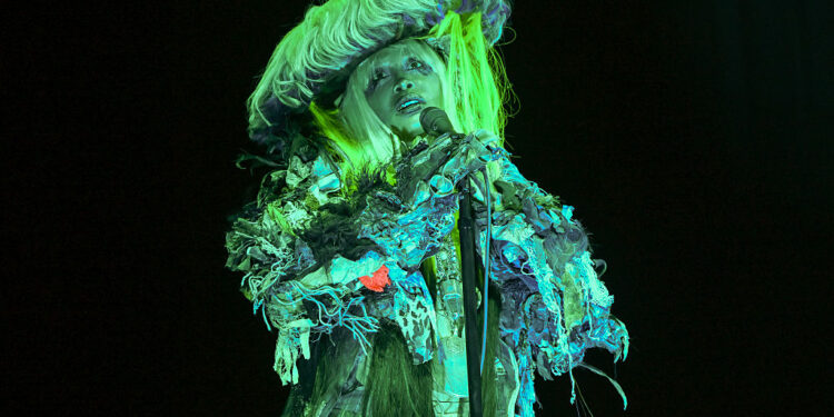 Badu Defends Her Live Vocals