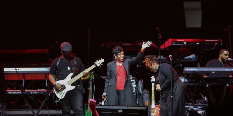 Gladys Knight Takes Step Back From Touring Amid Fan Concern
