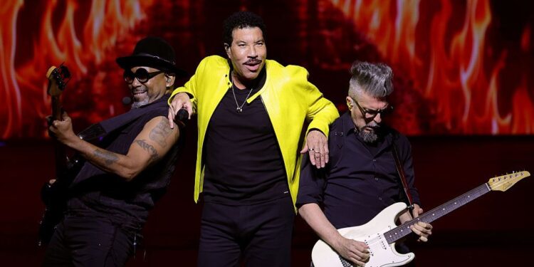 Lionel Richie Checks Into ICU After St. Louis Concert Lionel Richie Checks Into ICU After St. Louis Concert